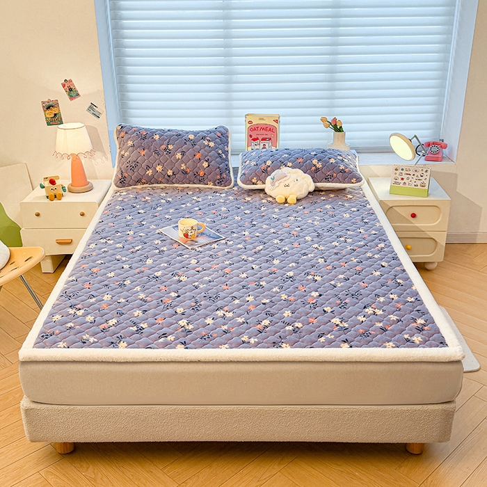 91家纺网 家纺一手货源 找家纺 喜居 2025新款高克重印花牛奶绒夹棉床褥床垫子褥子床护垫 紫色花海