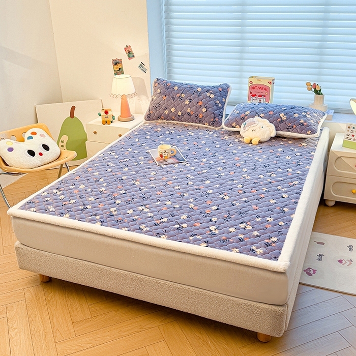 91家纺网 家纺一手货源 找家纺 喜居 2025新款高克重印花牛奶绒夹棉床褥床垫子褥子床护垫 紫色花海