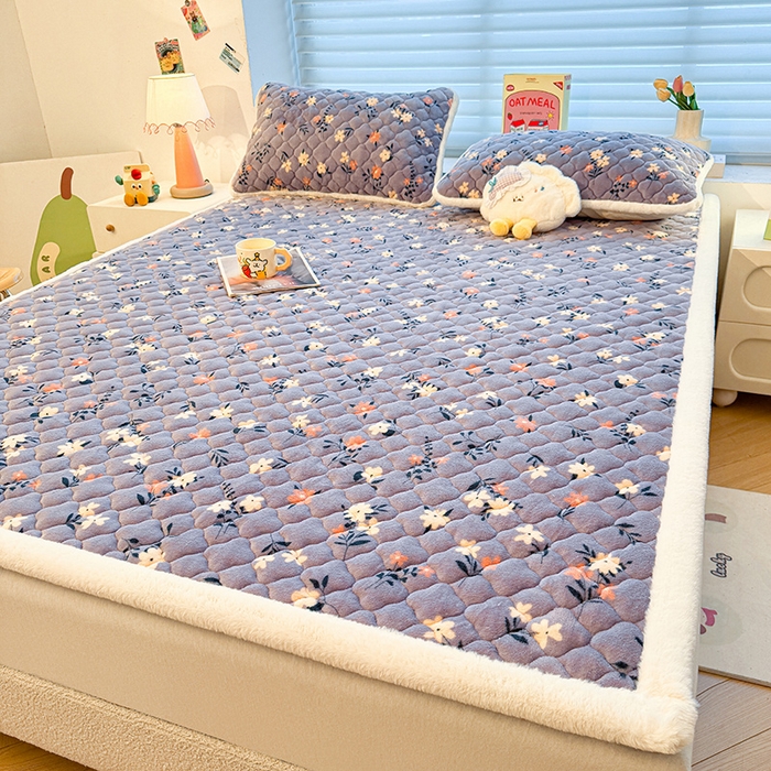 91家纺网 家纺一手货源 找家纺 喜居 2025新款高克重印花牛奶绒夹棉床褥床垫子褥子床护垫 紫色花海