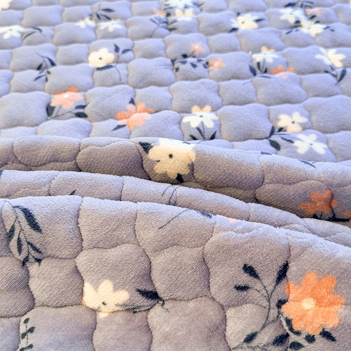 91家纺网 家纺一手货源 找家纺 喜居 2025新款高克重印花牛奶绒夹棉床褥床垫子褥子床护垫 紫色花海