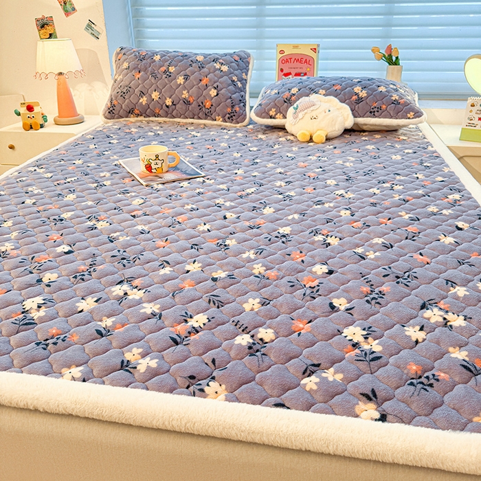 91家纺网 家纺一手货源 找家纺 喜居 2025新款高克重印花牛奶绒夹棉床褥床垫子褥子床护垫 紫色花海