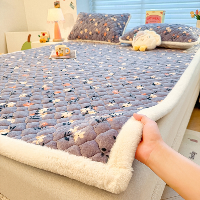 91家纺网 家纺一手货源 找家纺 喜居 2025新款高克重印花牛奶绒夹棉床褥床垫子褥子床护垫 紫色花海