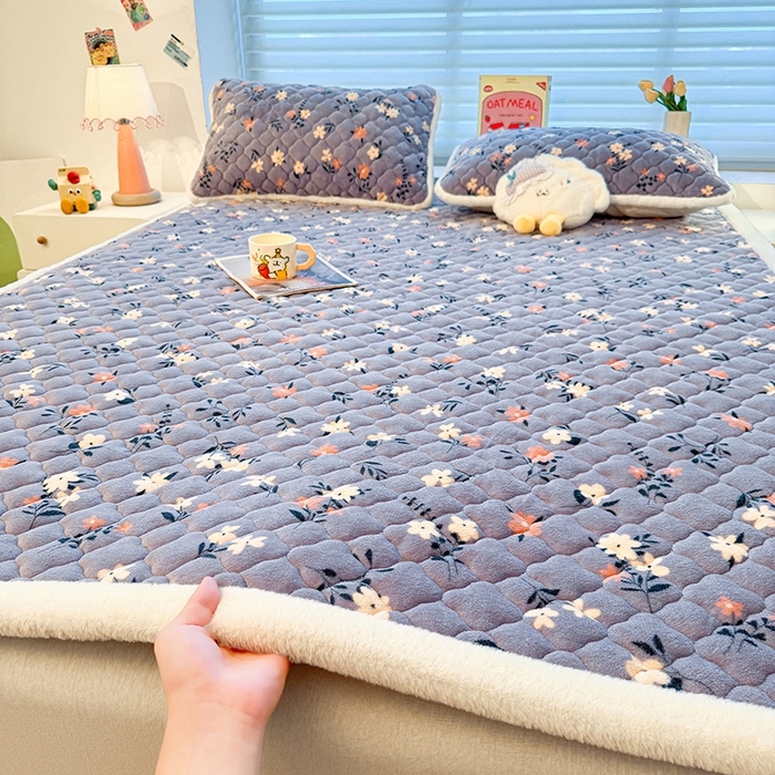 91家纺网 家纺一手货源 找家纺 喜居 2025新款高克重印花牛奶绒夹棉床褥床垫子褥子床护垫 紫色花海