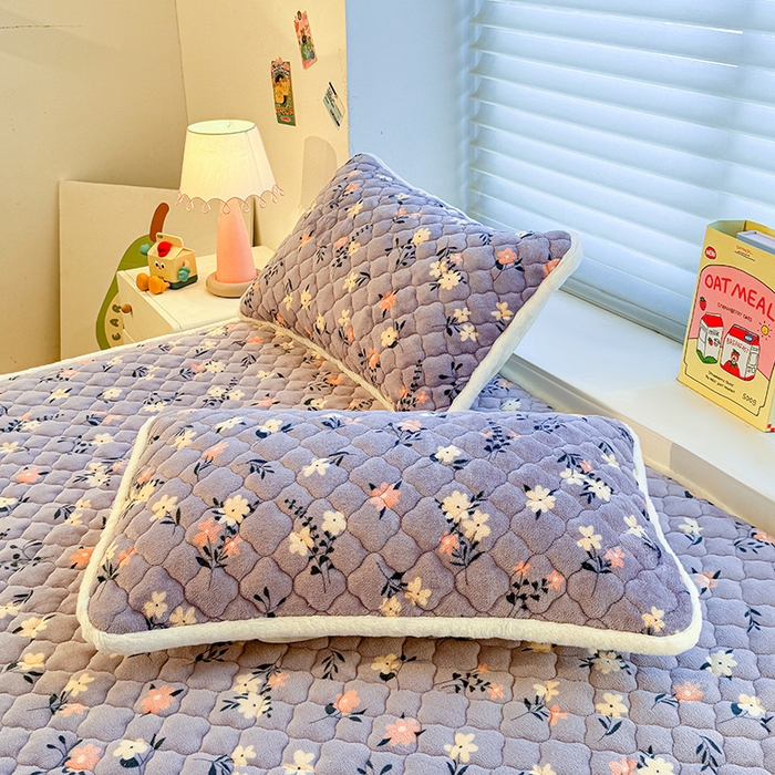 91家纺网 家纺一手货源 找家纺 喜居 2025新款高克重印花牛奶绒夹棉床褥床垫子褥子床护垫 紫色花海