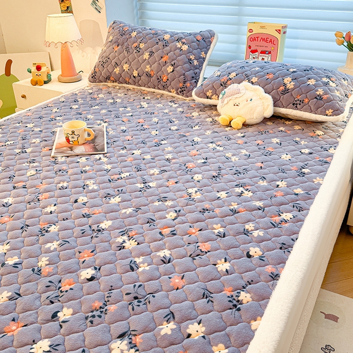 91家纺网 家纺一手货源 找家纺 喜居 2025新款高克重印花牛奶绒夹棉床褥床垫子褥子床护垫 紫色花海
