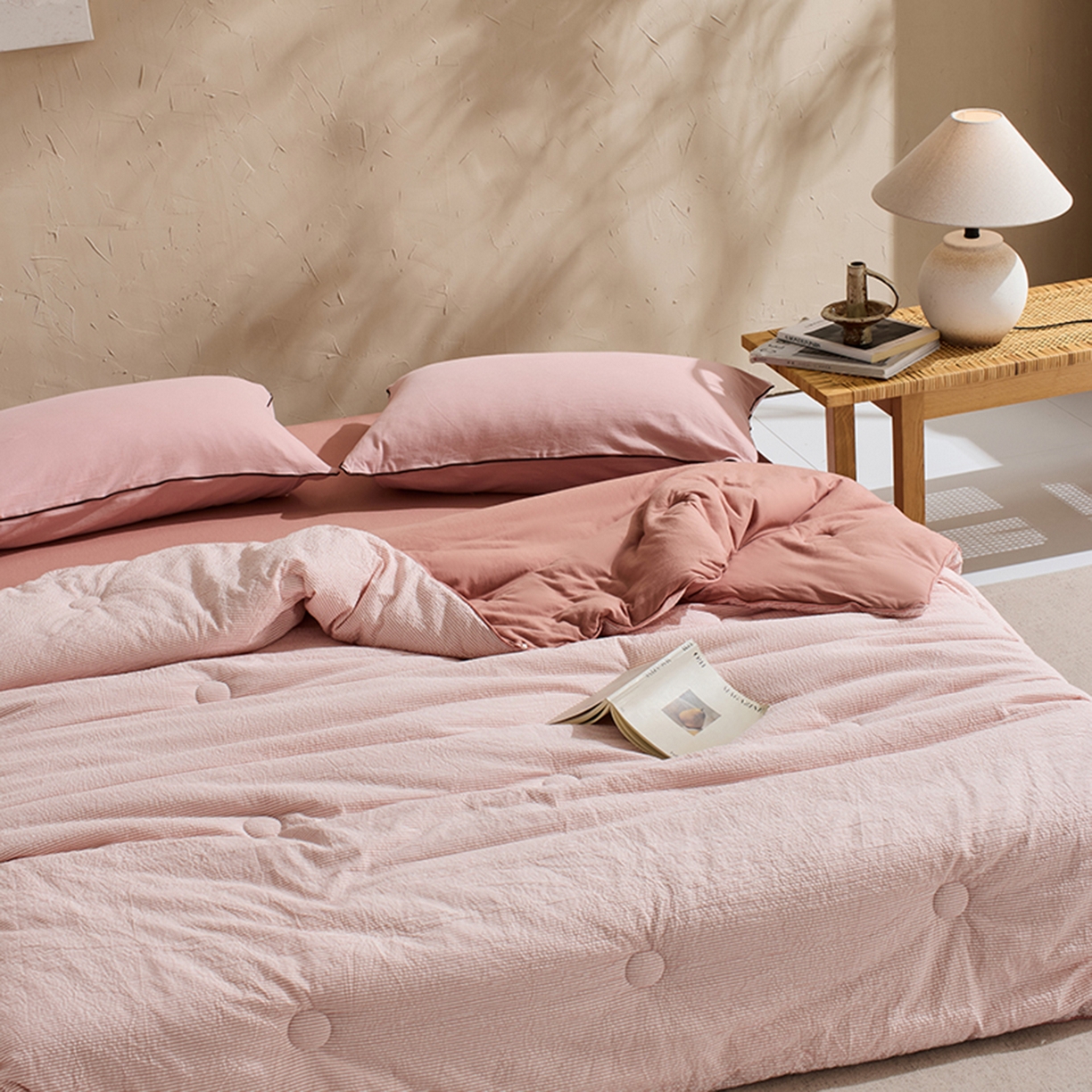 91家纺网 家纺一手货源 找家纺 LADYCOCO可可家居 2025新款针织+梭织被子（春秋被、冬被）被子被芯 泡泡纱被子条纹粉