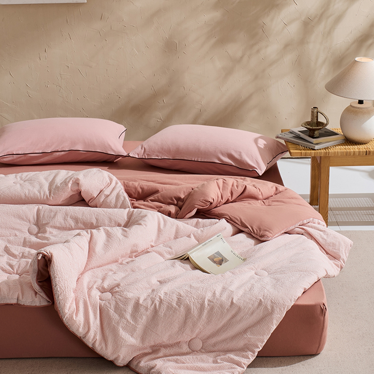 91家纺网 家纺一手货源 找家纺 LADYCOCO可可家居 2025新款针织+梭织被子（春秋被、冬被）被子被芯 泡泡纱被子条纹粉
