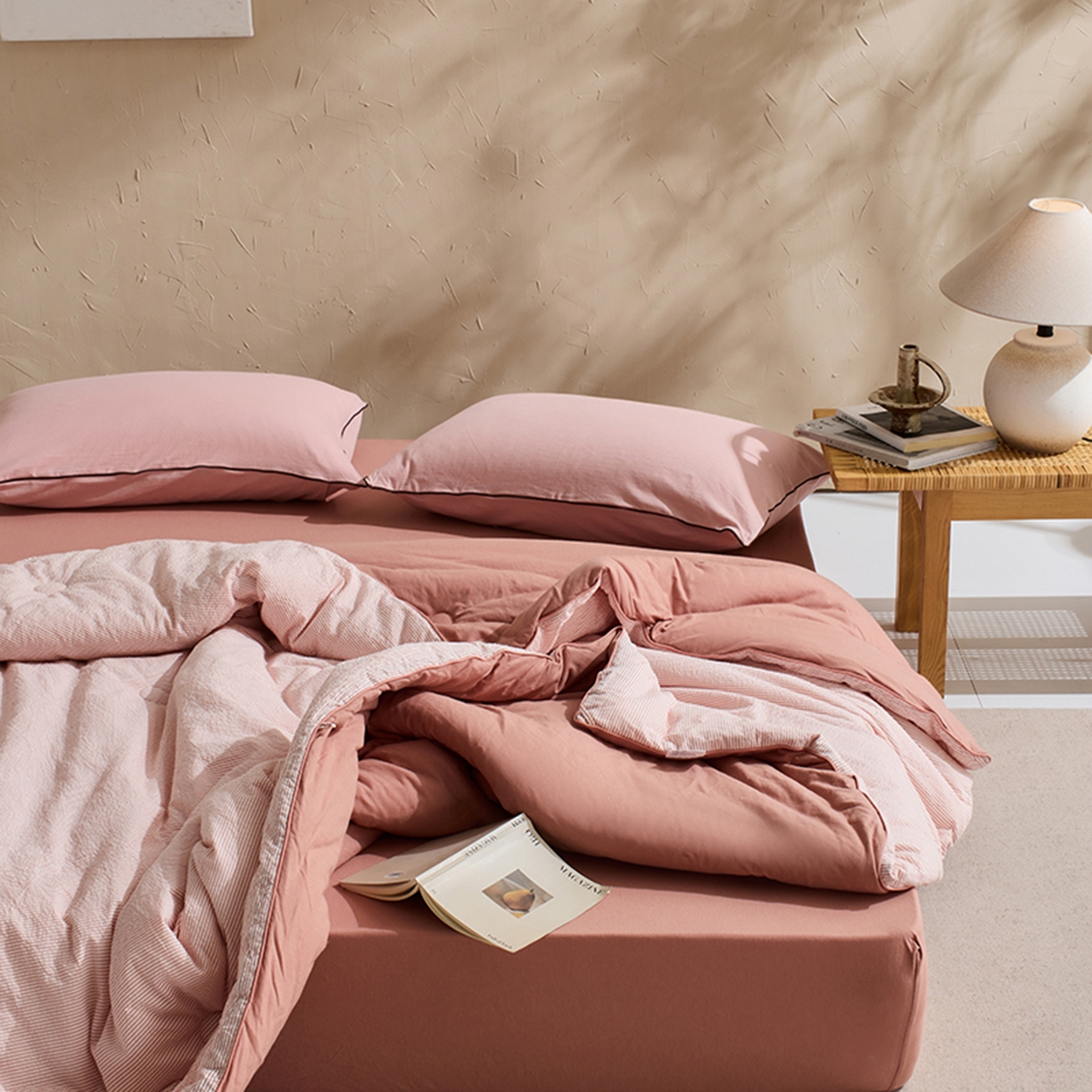 91家纺网 家纺一手货源 找家纺 LADYCOCO可可家居 2025新款针织+梭织被子（春秋被、冬被）被子被芯 泡泡纱被子条纹粉