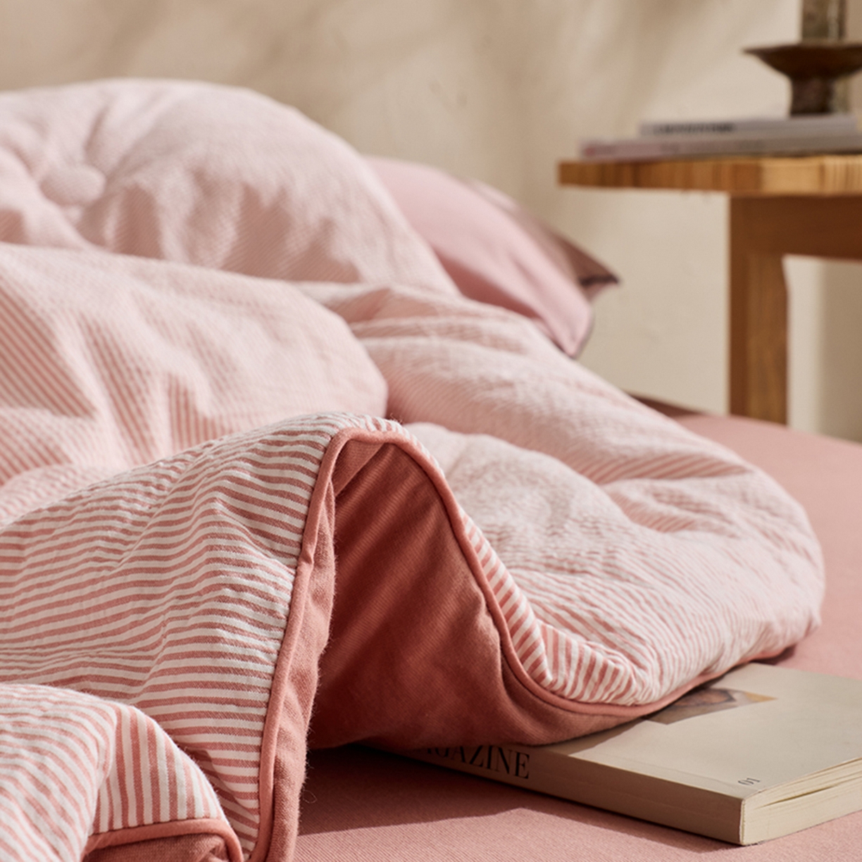 91家纺网 家纺一手货源 找家纺 LADYCOCO可可家居 2025新款针织+梭织被子（春秋被、冬被）被子被芯 泡泡纱被子条纹粉