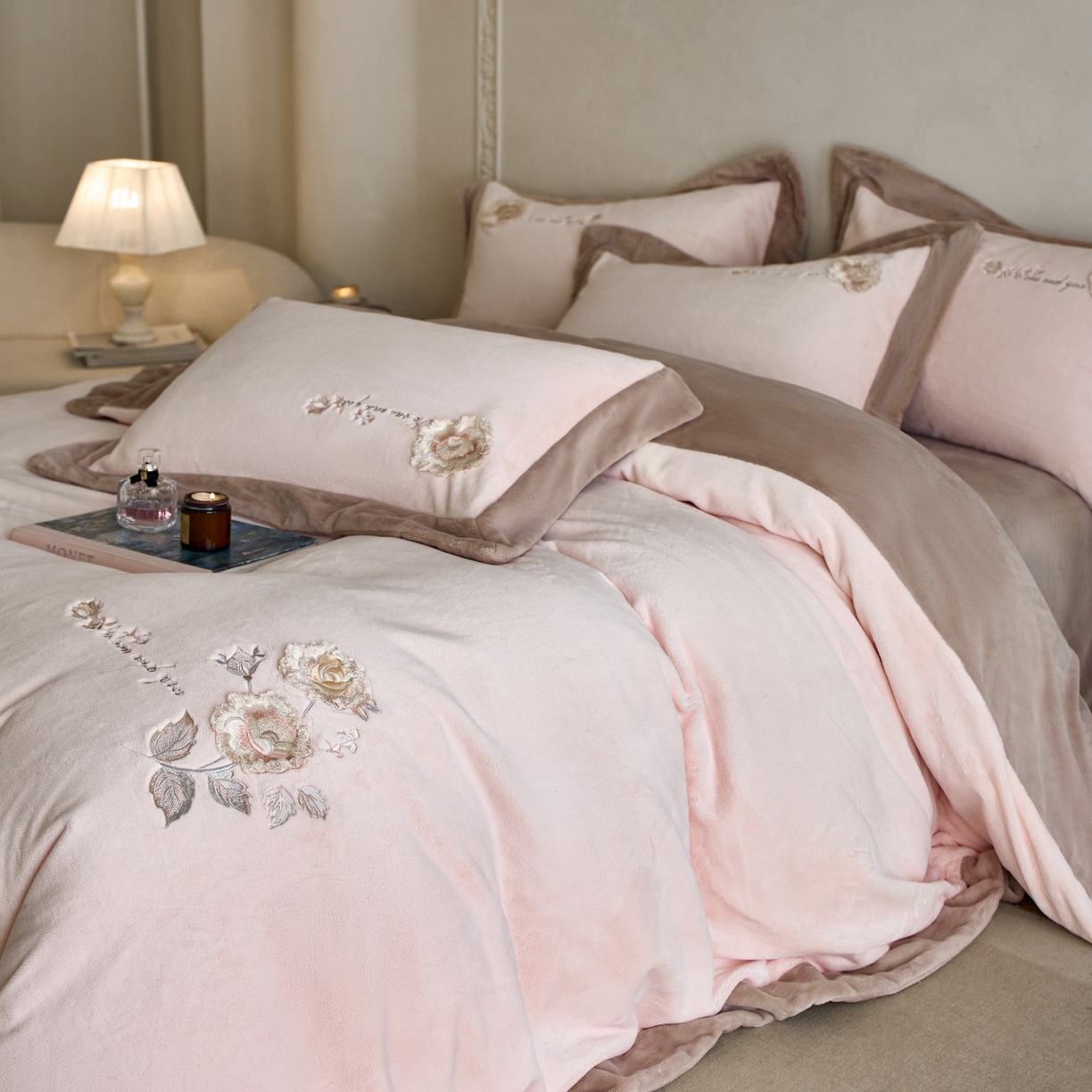 91家纺网 家纺一手货源 找家纺 蓝梦 2025新款270g全消光牛奶绒四件套-甜心奶泡 甜心奶泡-梦想粉