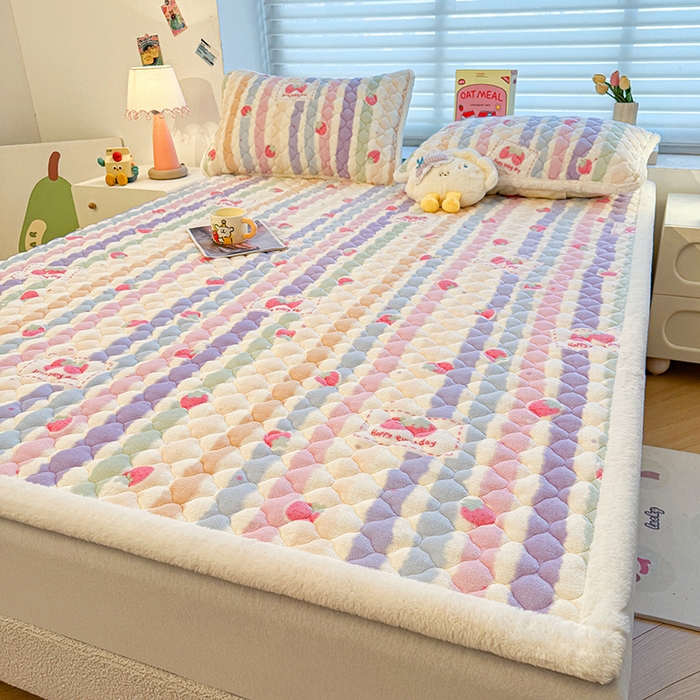 91家纺网 家纺一手货源 找家纺 喜居 2025新款高克重印花牛奶绒夹棉床褥床垫子褥子床护垫 草莓布丁