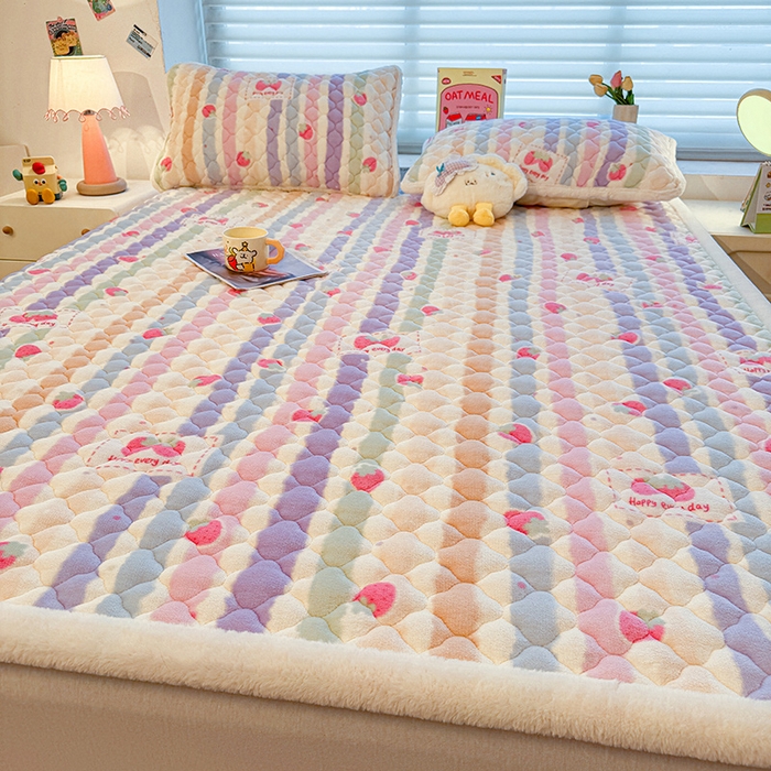 91家纺网 家纺一手货源 找家纺 喜居 2025新款高克重印花牛奶绒夹棉床褥床垫子褥子床护垫 草莓布丁