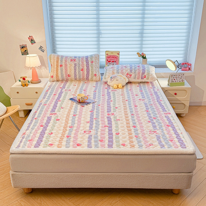 91家纺网 家纺一手货源 找家纺 喜居 2025新款高克重印花牛奶绒夹棉床褥床垫子褥子床护垫 草莓布丁