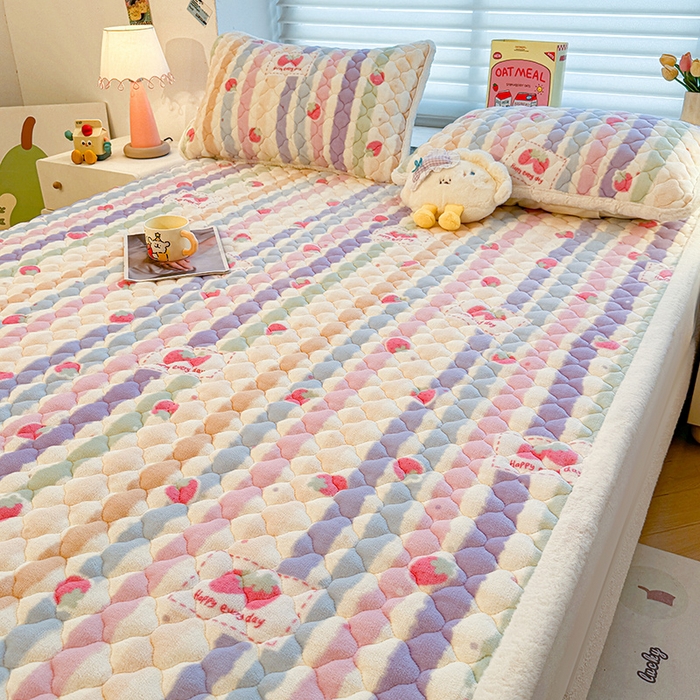 91家纺网 家纺一手货源 找家纺 喜居 2025新款高克重印花牛奶绒夹棉床褥床垫子褥子床护垫 草莓布丁