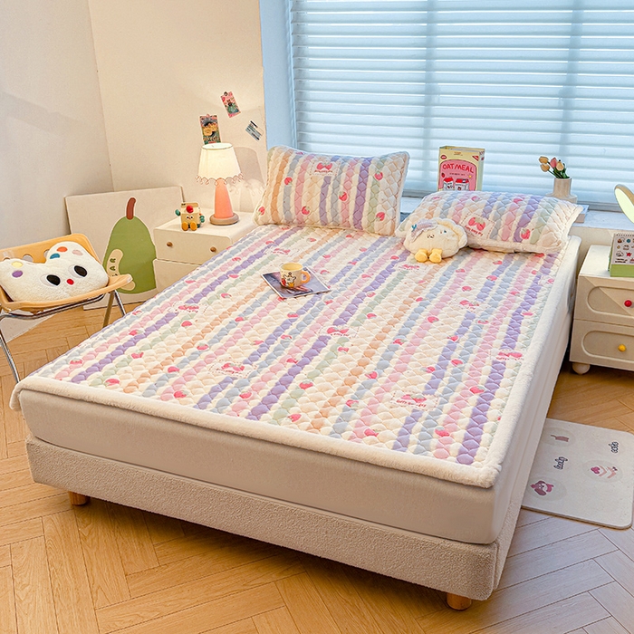 91家纺网 家纺一手货源 找家纺 喜居 2025新款高克重印花牛奶绒夹棉床褥床垫子褥子床护垫 草莓布丁