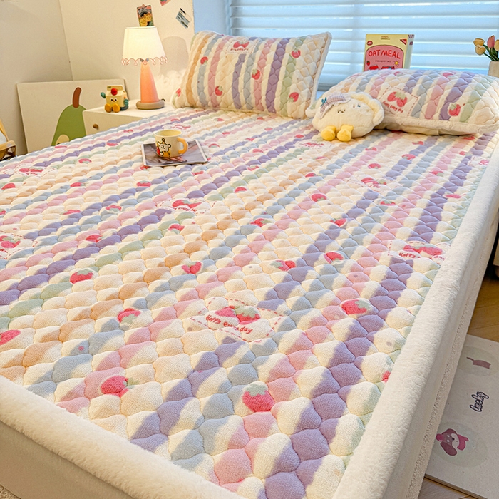 91家纺网 家纺一手货源 找家纺 喜居 2025新款高克重印花牛奶绒夹棉床褥床垫子褥子床护垫 草莓布丁