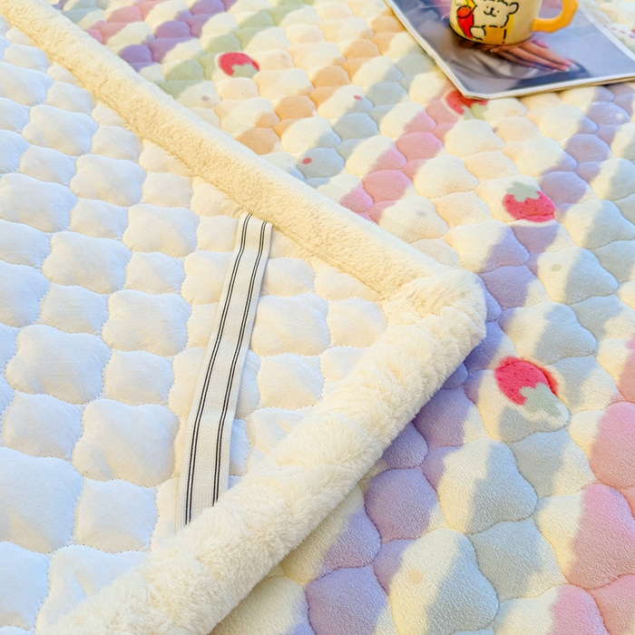 91家纺网 家纺一手货源 找家纺 喜居 2025新款高克重印花牛奶绒夹棉床褥床垫子褥子床护垫 草莓布丁