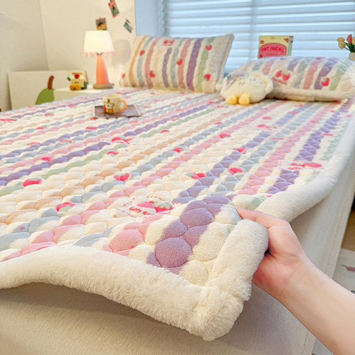 91家纺网 家纺一手货源 找家纺 喜居 2025新款高克重印花牛奶绒夹棉床褥床垫子褥子床护垫 草莓布丁