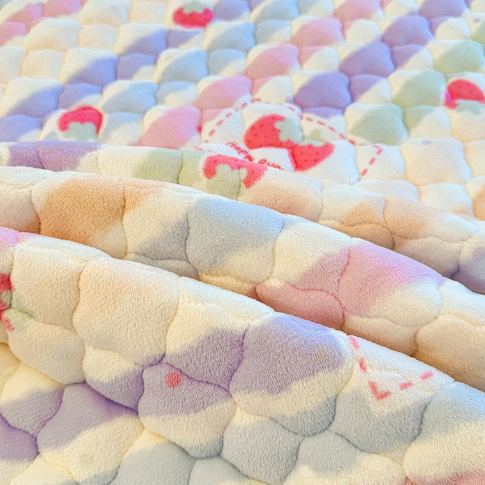 91家纺网 家纺一手货源 找家纺 喜居 2025新款高克重印花牛奶绒夹棉床褥床垫子褥子床护垫 草莓布丁