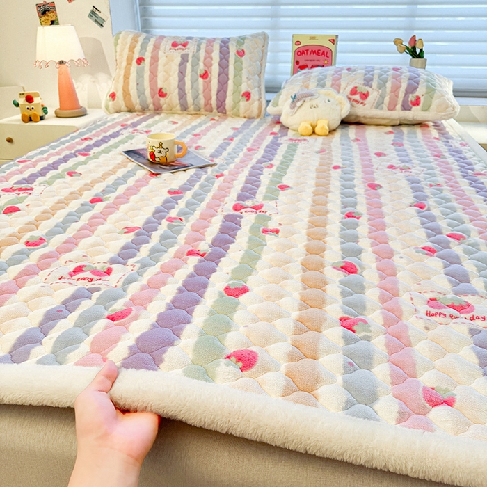 91家纺网 家纺一手货源 找家纺 喜居 2025新款高克重印花牛奶绒夹棉床褥床垫子褥子床护垫 草莓布丁