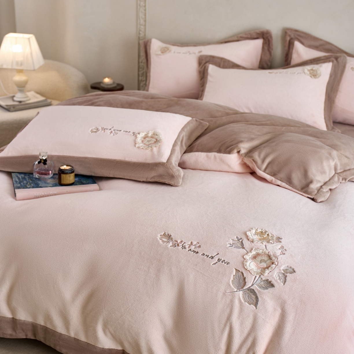 91家纺网 家纺一手货源 找家纺 蓝梦 2025新款270g全消光牛奶绒四件套-甜心奶泡 甜心奶泡-梦想粉