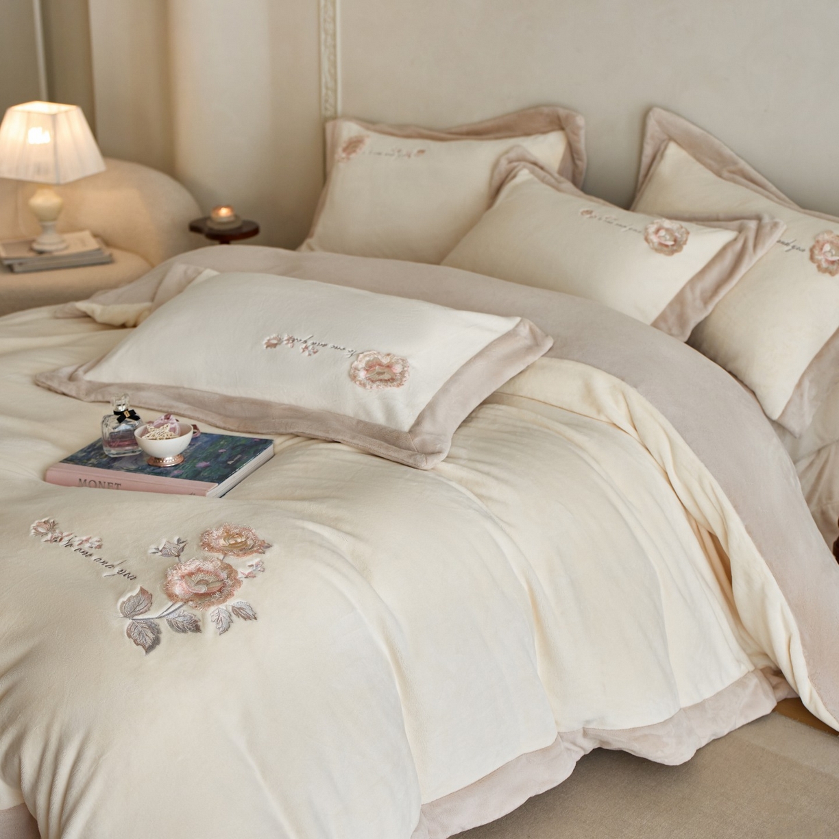 91家纺网 家纺一手货源 找家纺 蓝梦 2025新款270g全消光牛奶绒四件套-甜心奶泡 甜心奶泡-米杏