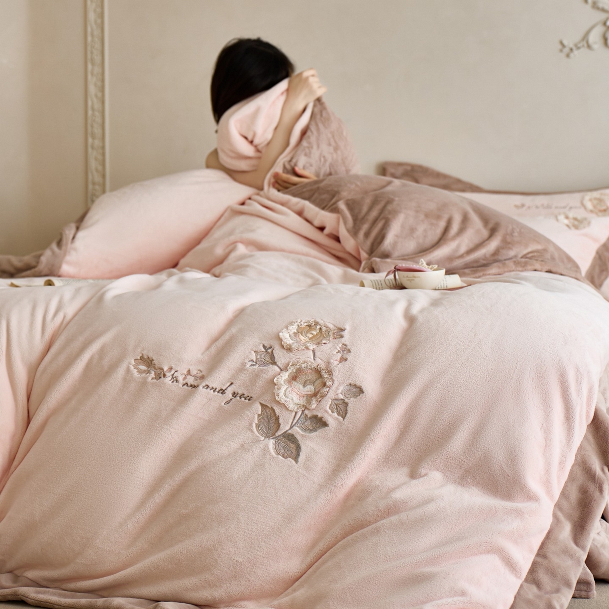 91家纺网 家纺一手货源 找家纺 蓝梦 2025新款270g全消光牛奶绒四件套-甜心奶泡 甜心奶泡-梦想粉