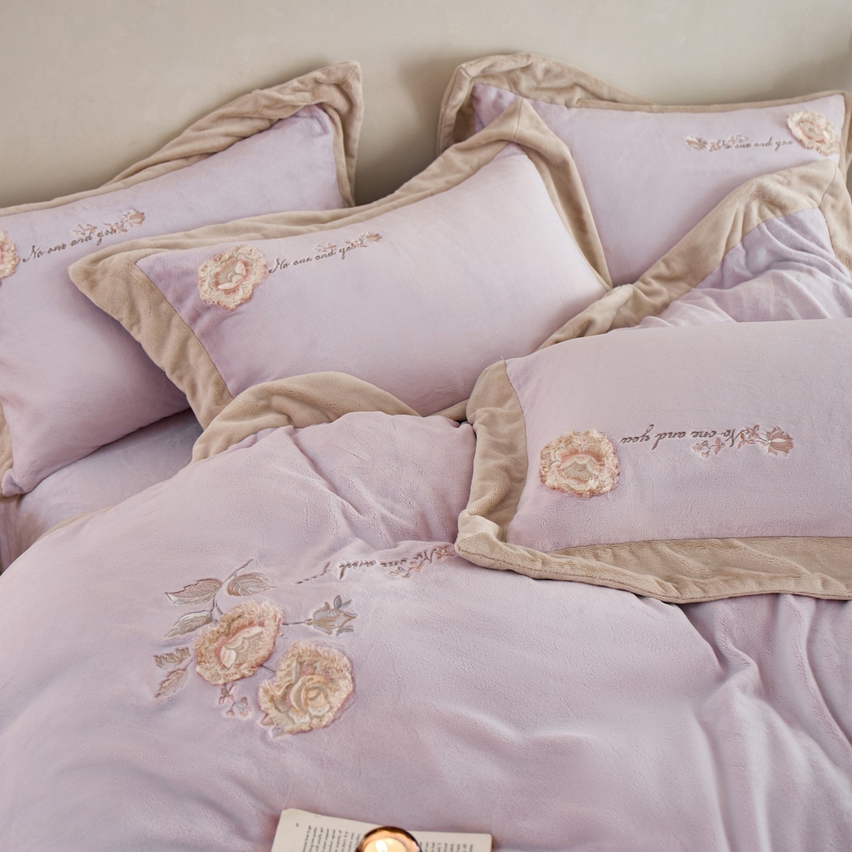 91家纺网 家纺一手货源 找家纺 蓝梦 2025新款270g全消光牛奶绒四件套-甜心奶泡 甜心奶泡-浅紫