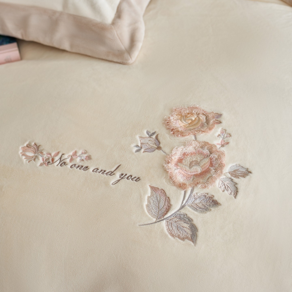 91家纺网 家纺一手货源 找家纺 蓝梦 2025新款270g全消光牛奶绒四件套-甜心奶泡 甜心奶泡-米杏