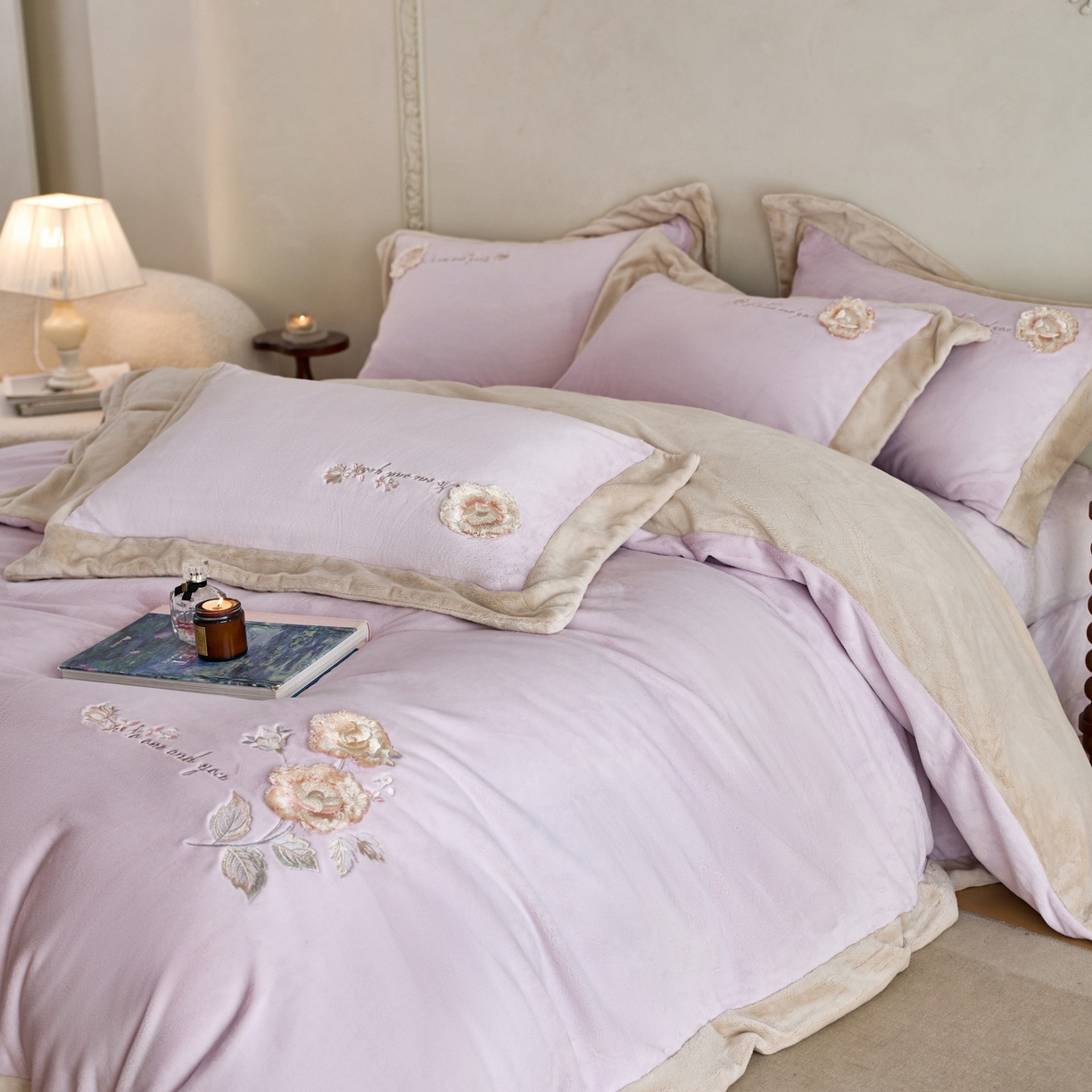 91家纺网 家纺一手货源 找家纺 蓝梦 2025新款270g全消光牛奶绒四件套-甜心奶泡 甜心奶泡-浅紫