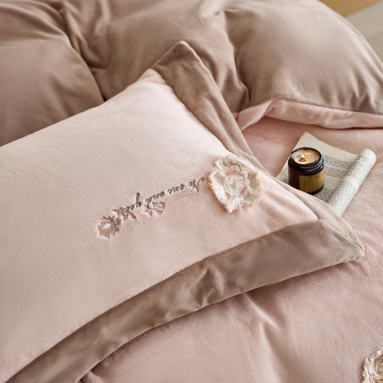 91家纺网 家纺一手货源 找家纺 蓝梦 2025新款270g全消光牛奶绒四件套-甜心奶泡 甜心奶泡-梦想粉