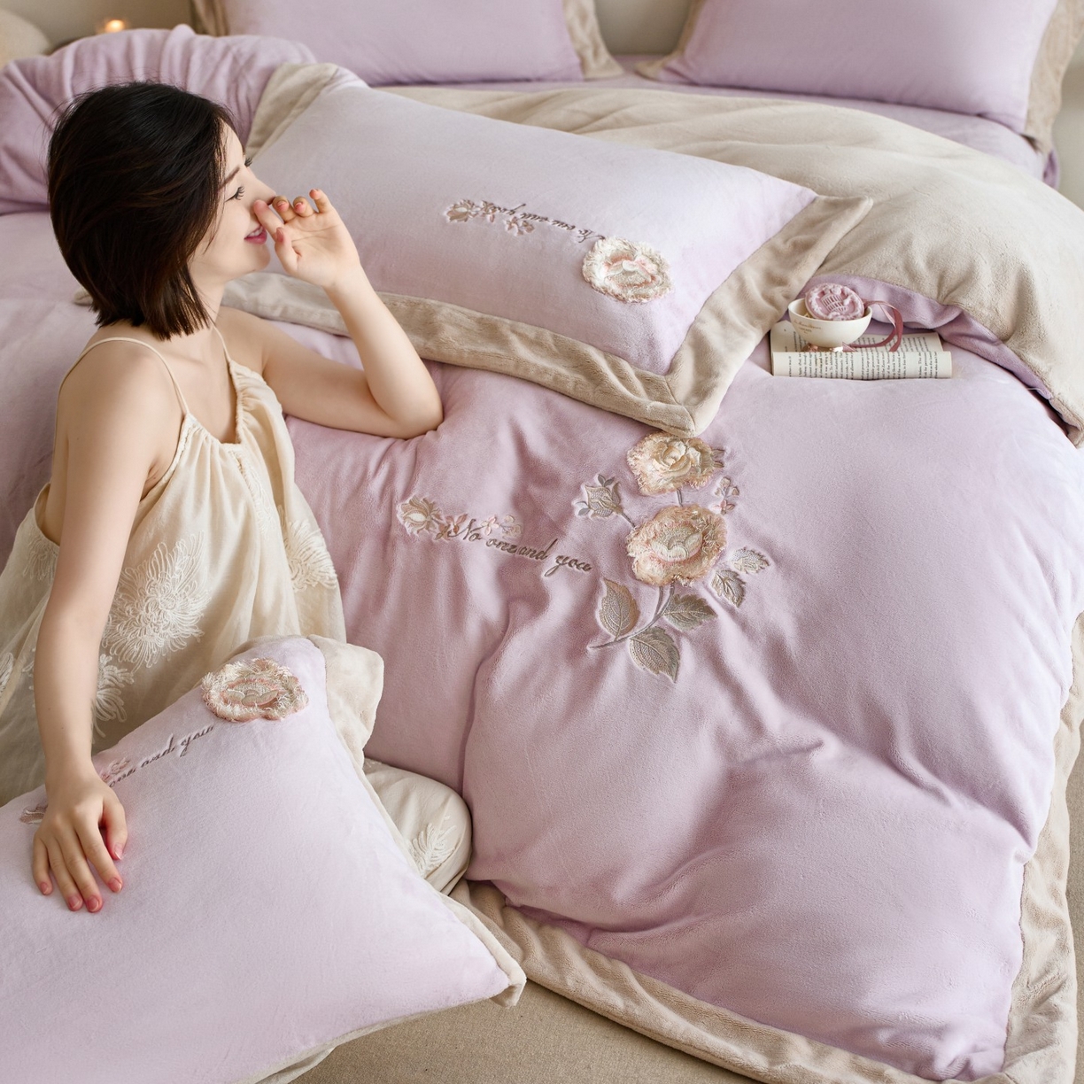 91家纺网 家纺一手货源 找家纺 蓝梦 2025新款270g全消光牛奶绒四件套-甜心奶泡 甜心奶泡-浅紫