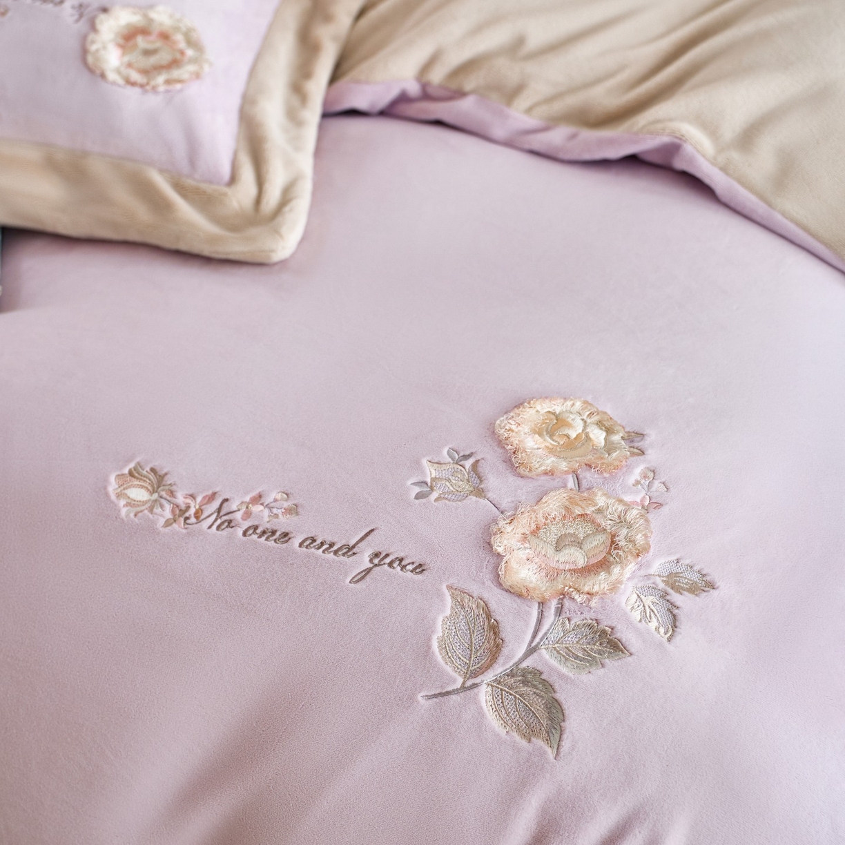 91家纺网 家纺一手货源 找家纺 蓝梦 2025新款270g全消光牛奶绒四件套-甜心奶泡 甜心奶泡-浅紫