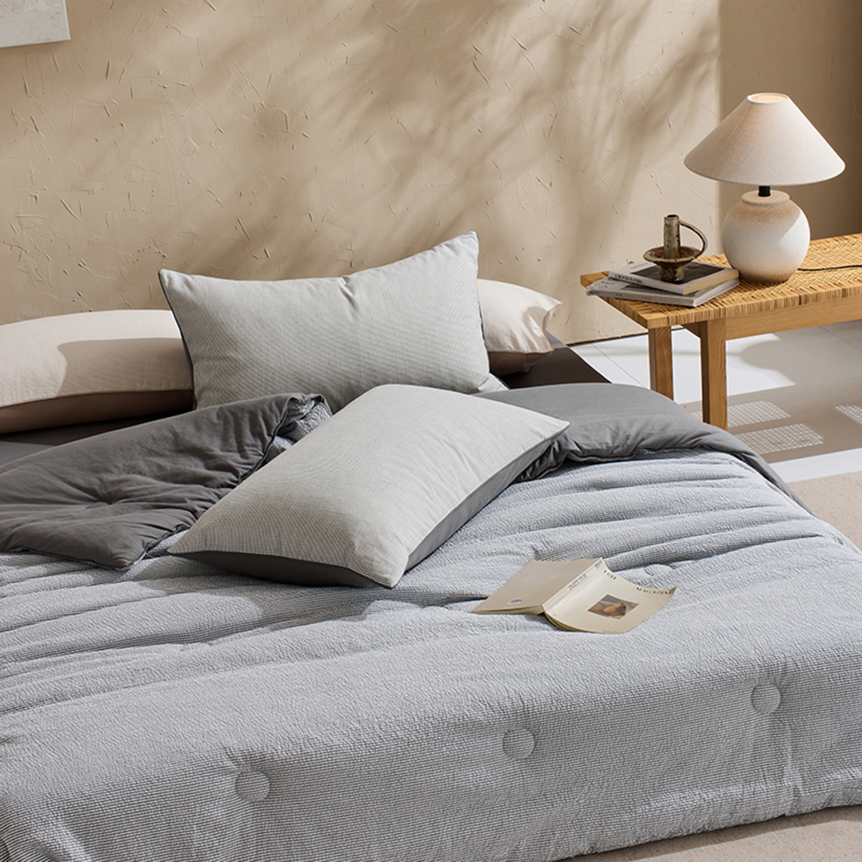 91家纺网 家纺一手货源 找家纺 LADYCOCO可可家居 2025新款针织+梭织被子（春秋被、冬被）被子被芯 泡泡纱被子条纹灰