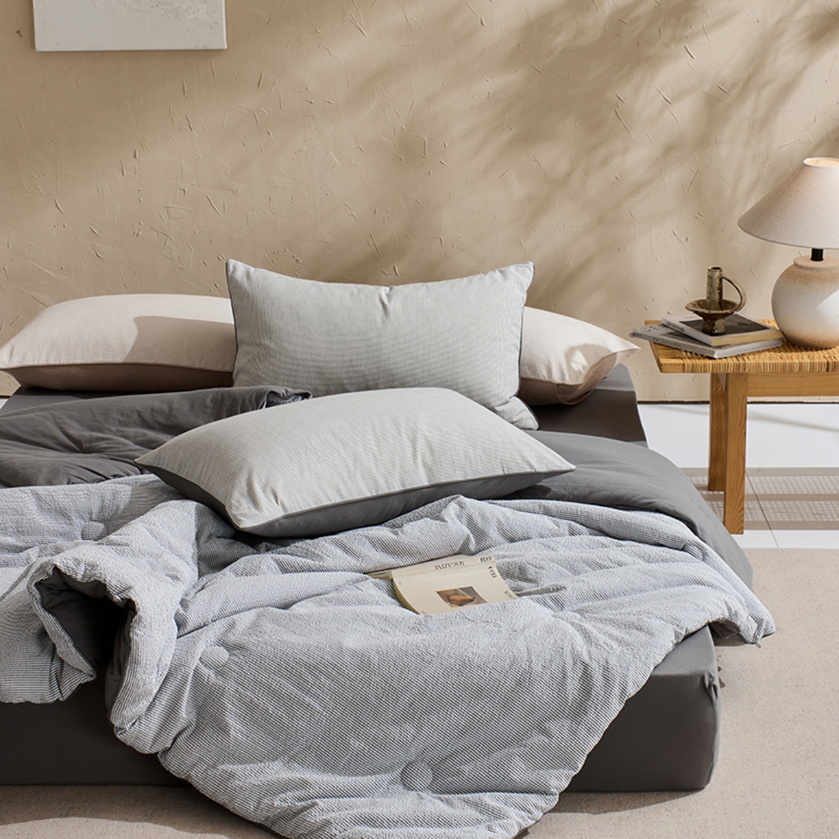 91家纺网 家纺一手货源 找家纺 LADYCOCO可可家居 2025新款针织+梭织被子（春秋被、冬被）被子被芯 泡泡纱被子条纹灰