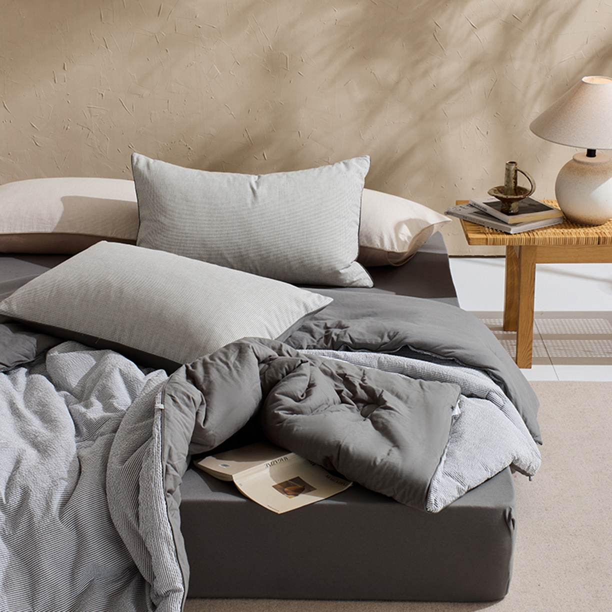 91家纺网 家纺一手货源 找家纺 LADYCOCO可可家居 2025新款针织+梭织被子（春秋被、冬被）被子被芯 泡泡纱被子条纹灰