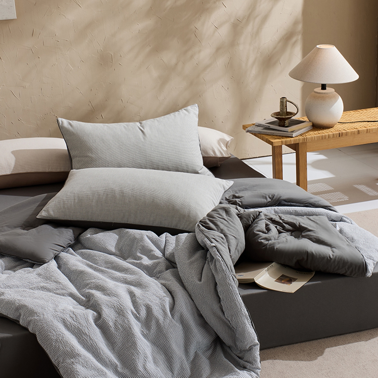 91家纺网 家纺一手货源 找家纺 LADYCOCO可可家居 2025新款针织+梭织被子（春秋被、冬被）被子被芯 泡泡纱被子条纹灰