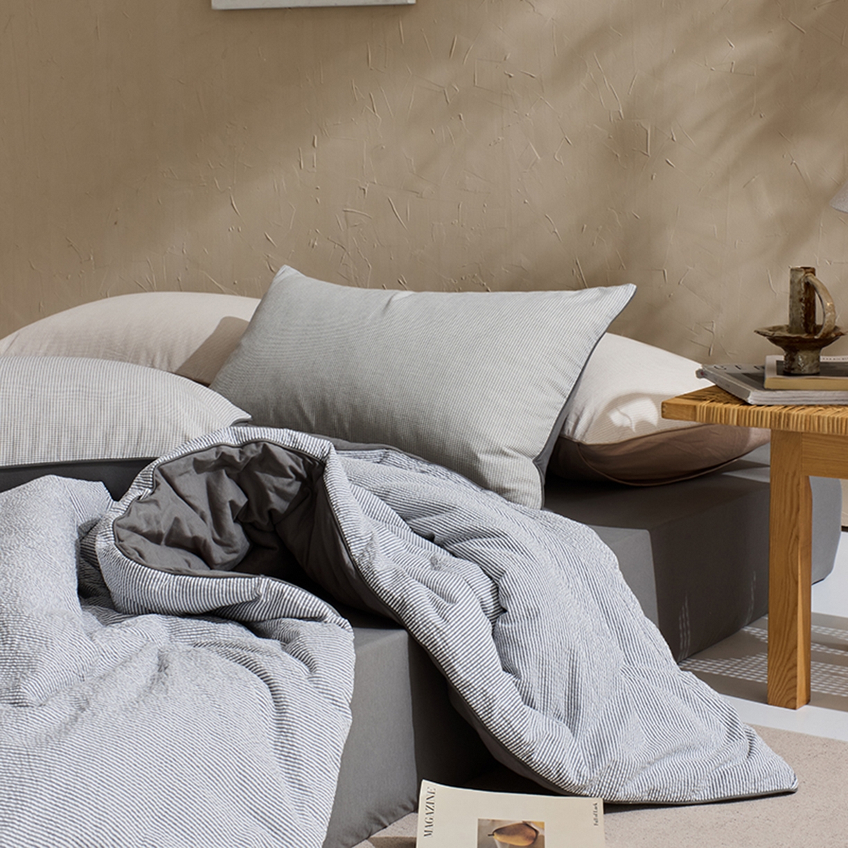 91家纺网 家纺一手货源 找家纺 LADYCOCO可可家居 2025新款针织+梭织被子（春秋被、冬被）被子被芯 泡泡纱被子条纹灰
