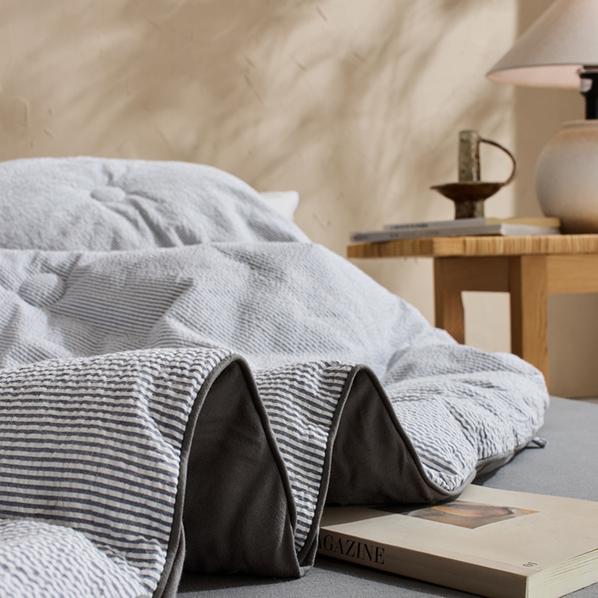 91家纺网 家纺一手货源 找家纺 LADYCOCO可可家居 2025新款针织+梭织被子（春秋被、冬被）被子被芯 泡泡纱被子条纹灰