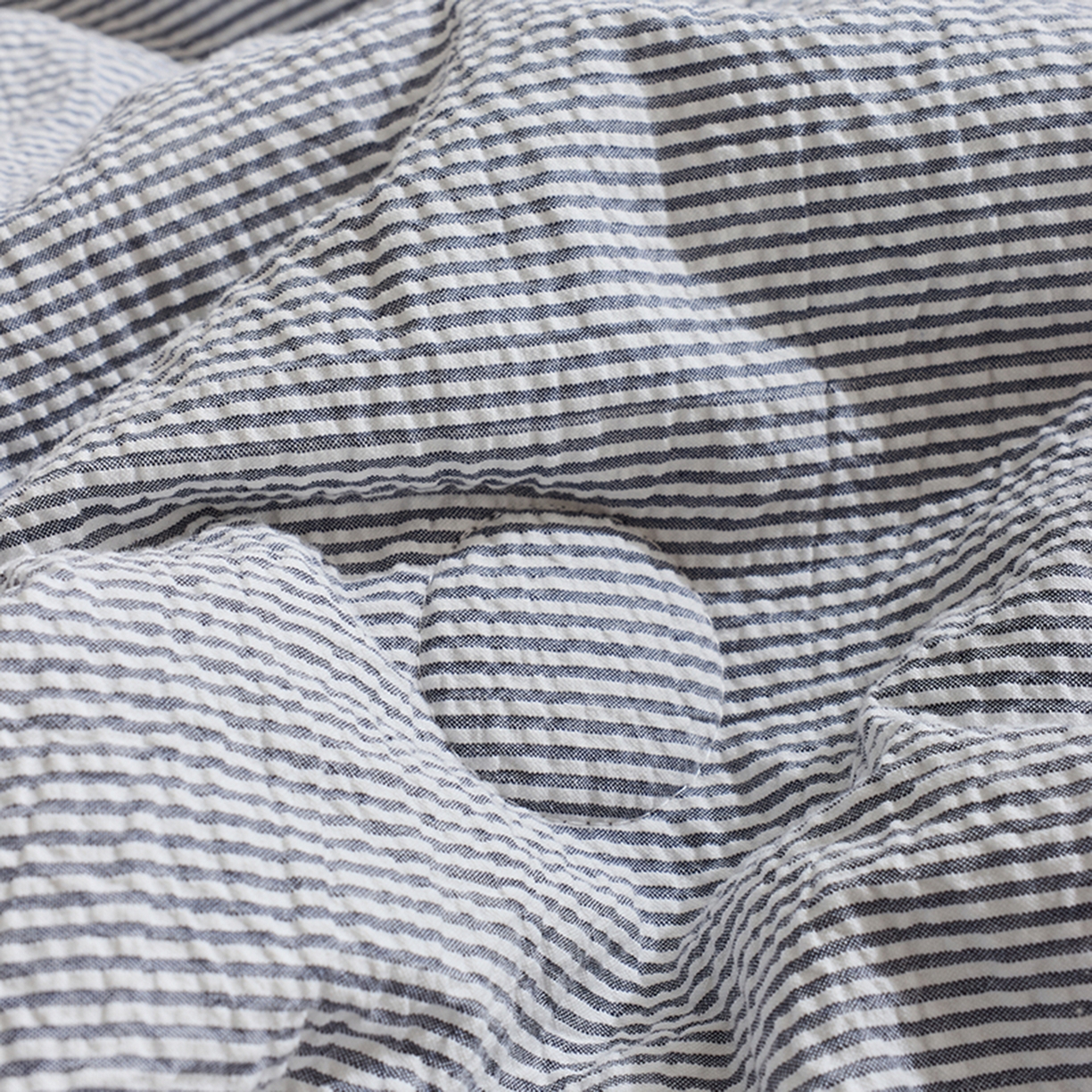 91家纺网 家纺一手货源 找家纺 LADYCOCO可可家居 2025新款针织+梭织被子（春秋被、冬被）被子被芯 泡泡纱被子条纹灰