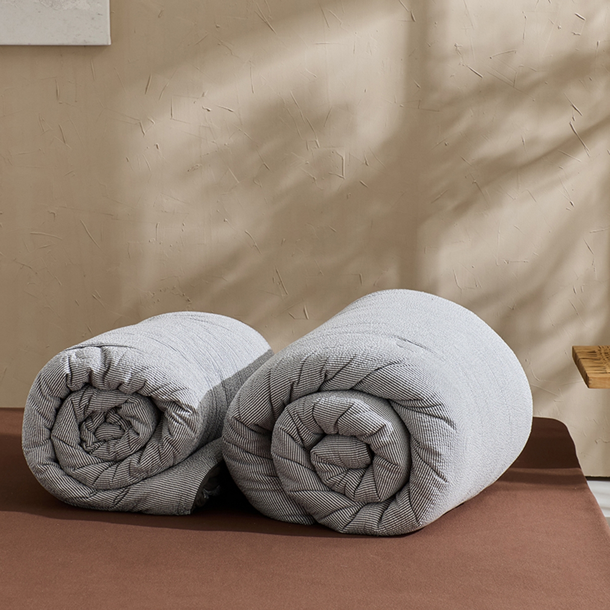 91家纺网 家纺一手货源 找家纺 LADYCOCO可可家居 2025新款针织+梭织被子（春秋被、冬被）被子被芯 泡泡纱被子条纹灰