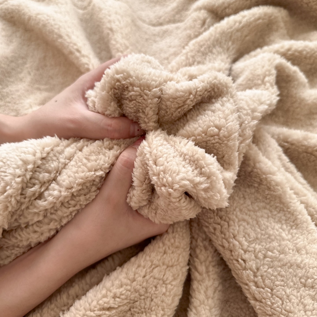 91家纺网 家纺一手货源 找家纺 顾里家纺 2025新款韩系糯叽叽纯色羊羔绒毯毛毯毯子 可可咖