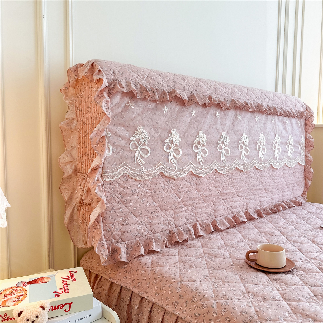 91家纺网 家纺一手货源 找家纺 十个点家纺 2025新款公主风夹棉床头罩-绫罗系列 爱意萌萌