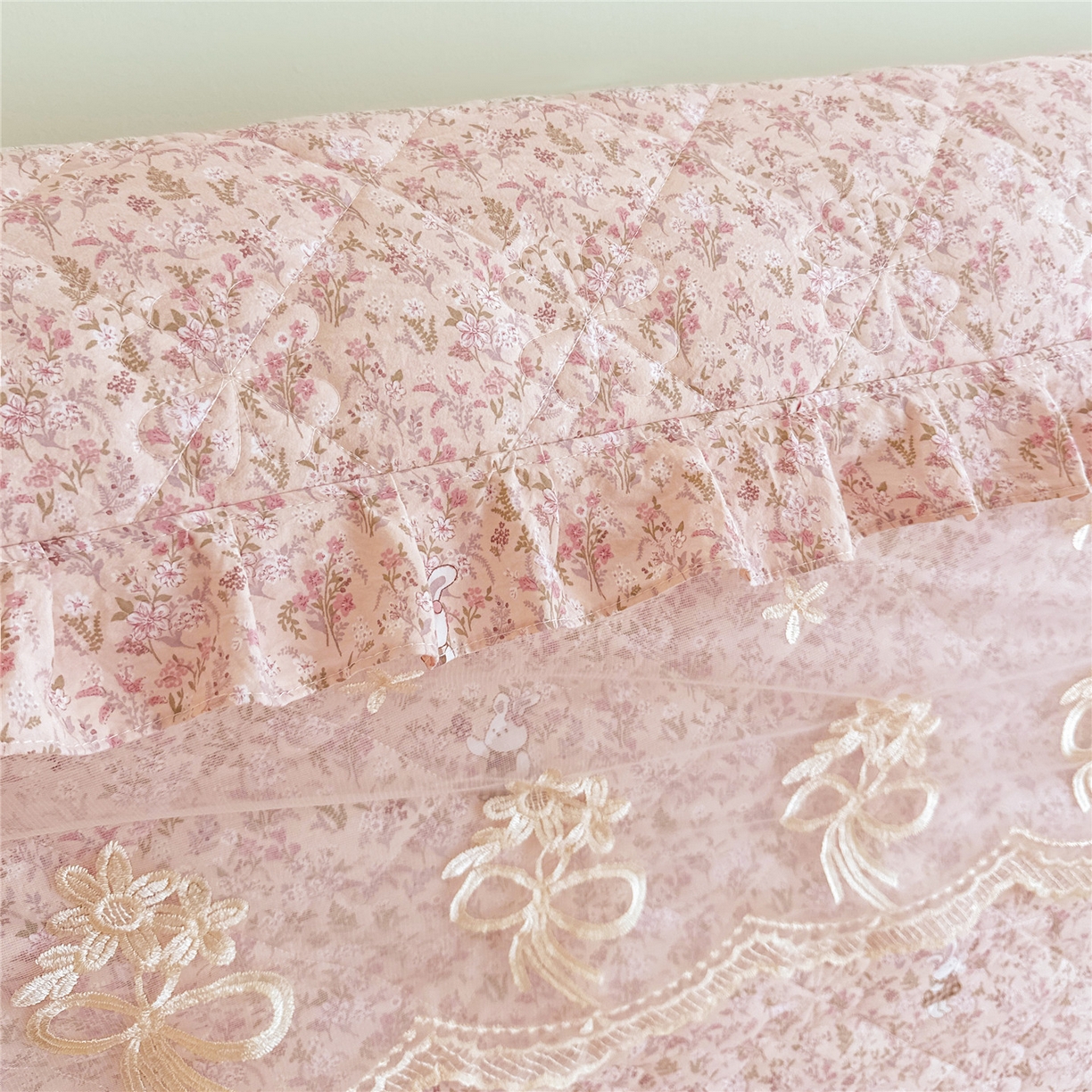 91家纺网 家纺一手货源 找家纺 十个点家纺 2025新款公主风夹棉床头罩-绫罗系列 蝴蝶兔