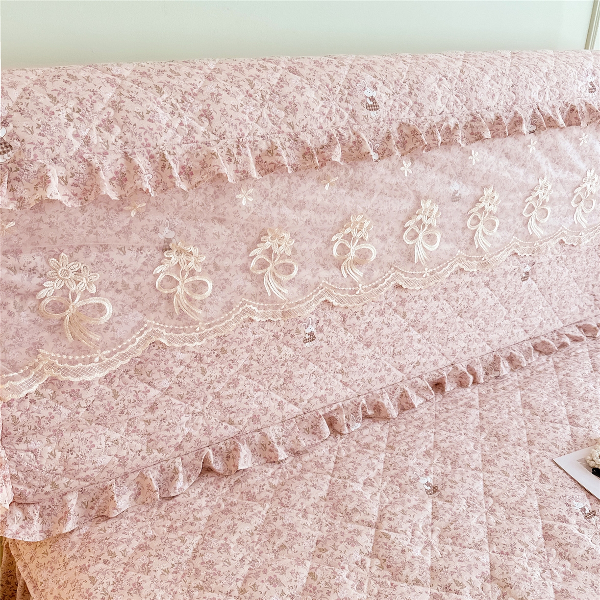 91家纺网 家纺一手货源 找家纺 十个点家纺 2025新款公主风夹棉床头罩-绫罗系列 蝴蝶兔