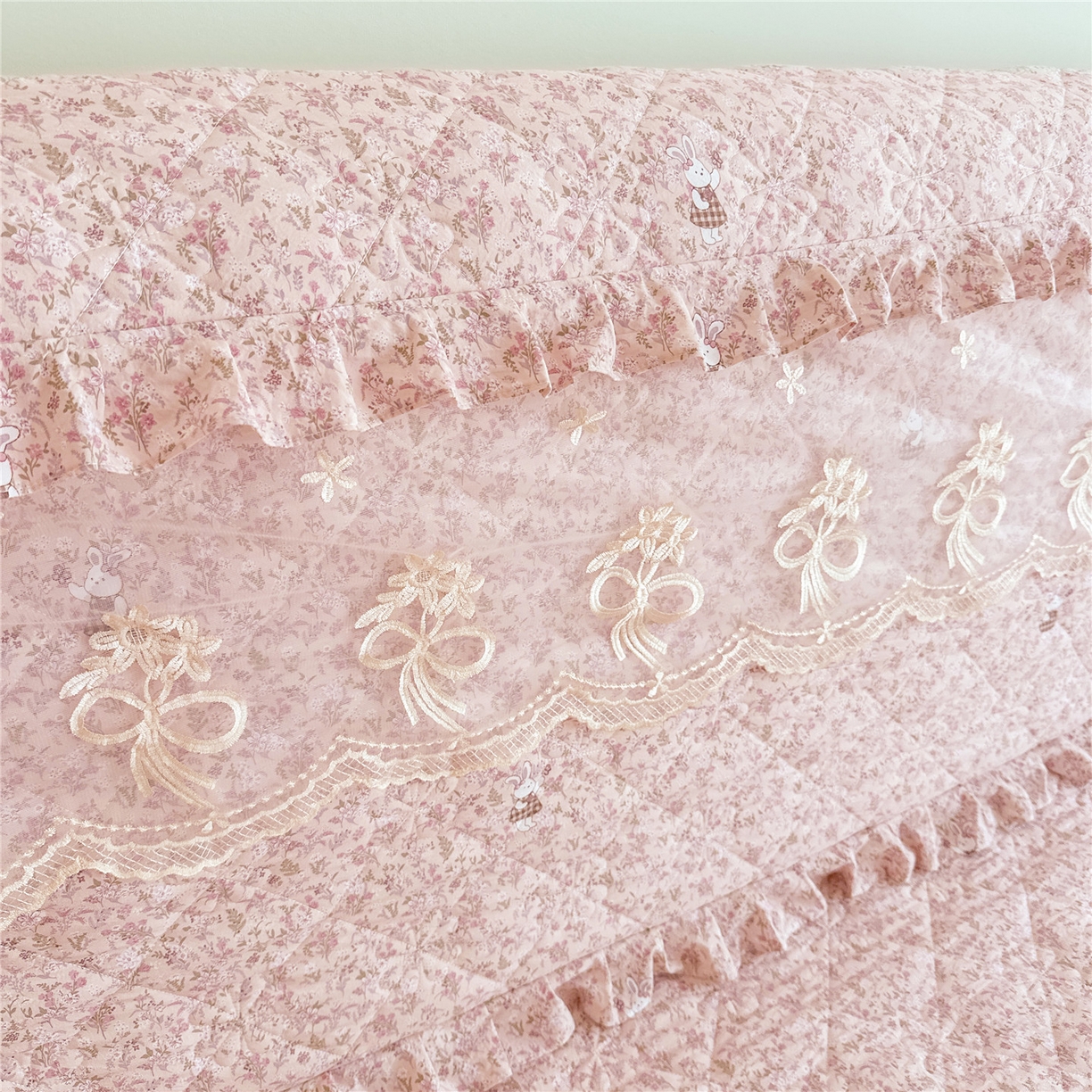 91家纺网 家纺一手货源 找家纺 十个点家纺 2025新款公主风夹棉床头罩-绫罗系列 蝴蝶兔