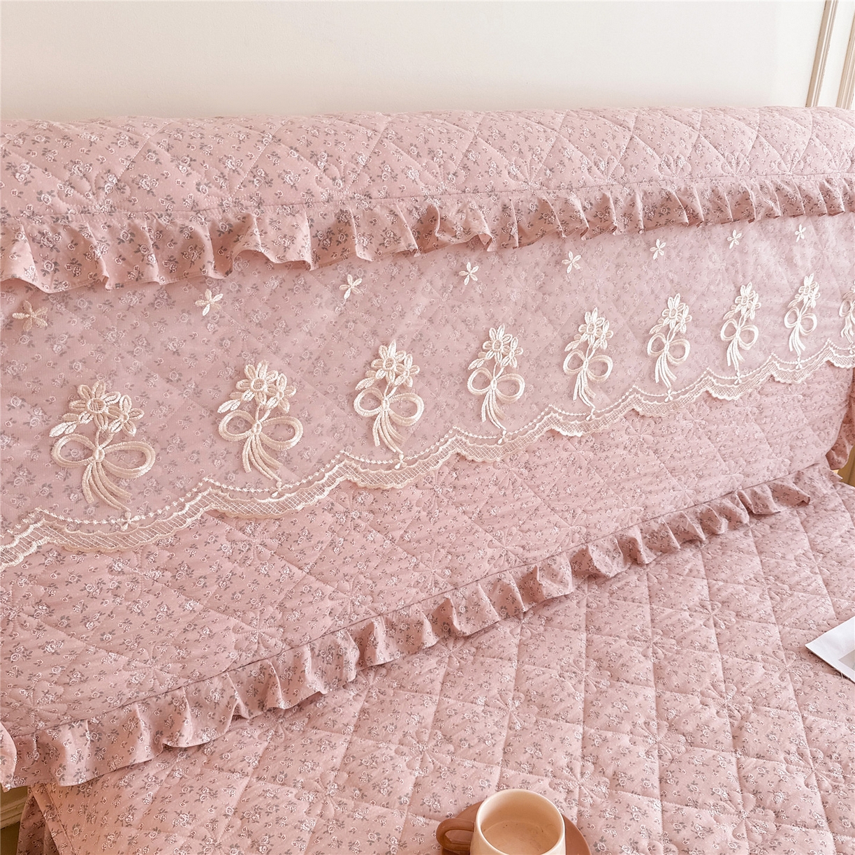 91家纺网 家纺一手货源 找家纺 十个点家纺 2025新款公主风夹棉床头罩-绫罗系列 爱意萌萌