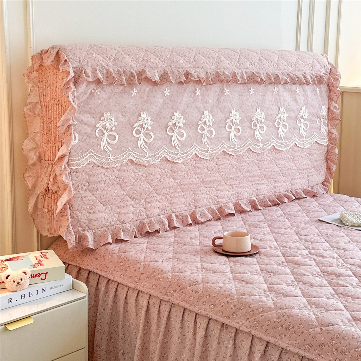 91家纺网 家纺一手货源 找家纺 十个点家纺 2025新款公主风夹棉床头罩-绫罗系列 爱意萌萌