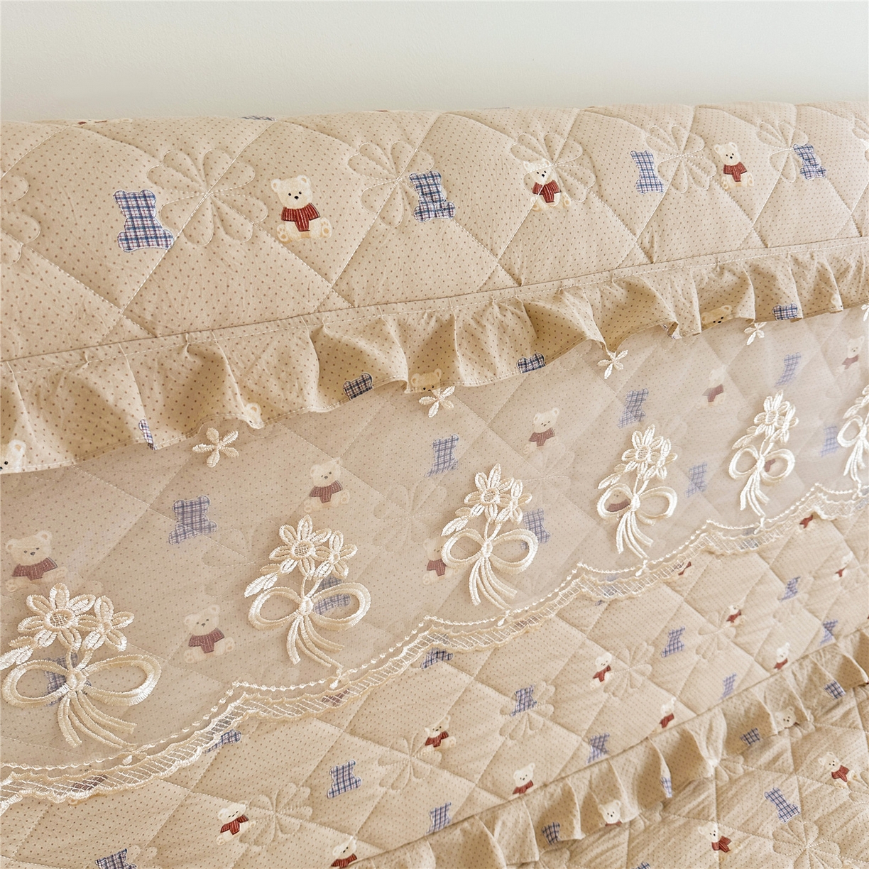 91家纺网 家纺一手货源 找家纺 十个点家纺 2025新款公主风夹棉床头罩-绫罗系列 贝贝熊