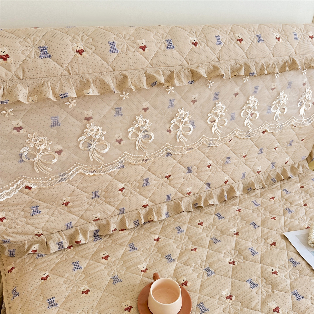 91家纺网 家纺一手货源 找家纺 十个点家纺 2025新款公主风夹棉床头罩-绫罗系列 贝贝熊